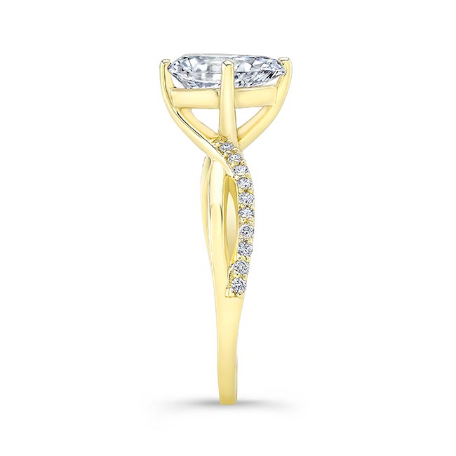 Yellow Gold Pear Shaped Engagement Ring With Twisted Band Image 3